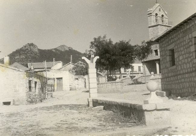 Vista de la antigua iglesia y su pórtico primitivo
